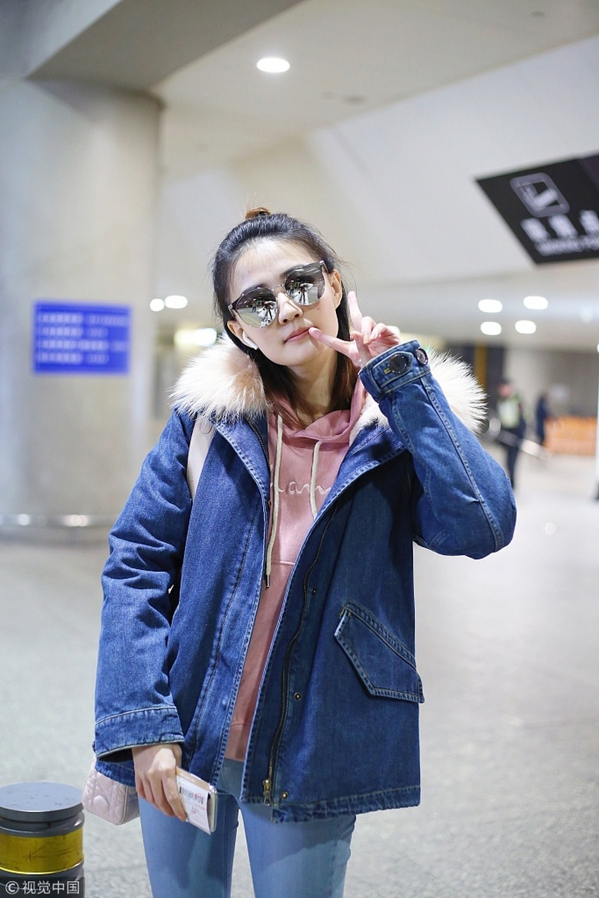 徐璐粉红卫衣搭毛领牛仔褂少女感足梳半丸子头秀盛世侧颜