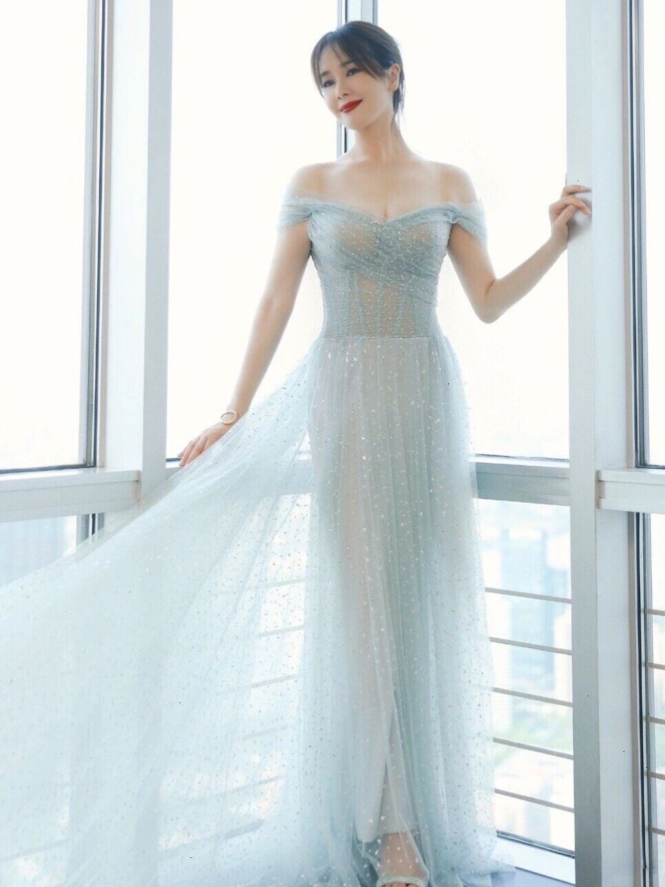 左小青42岁还是这么风韵,魅力不减当年!