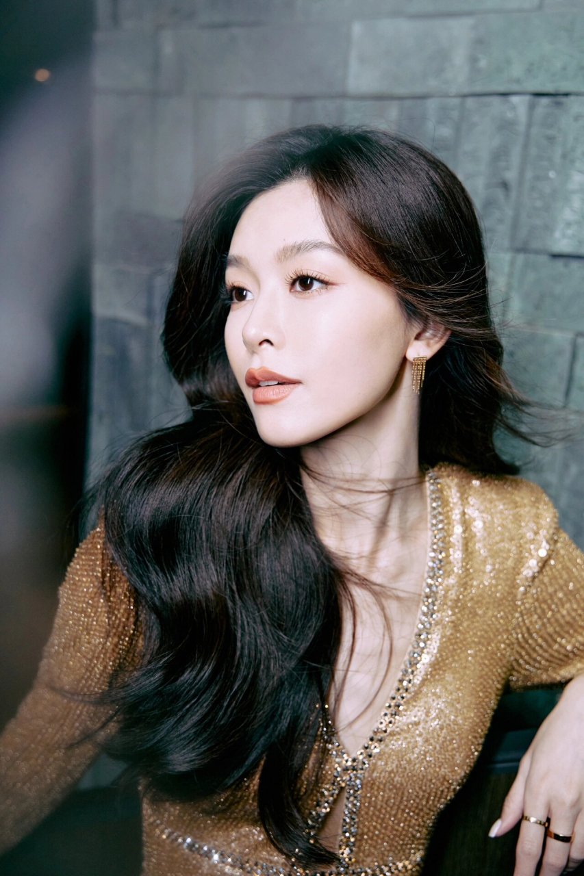 文咏珊晒新造型 穿金色亮片束腰礼服裙尽显好身材