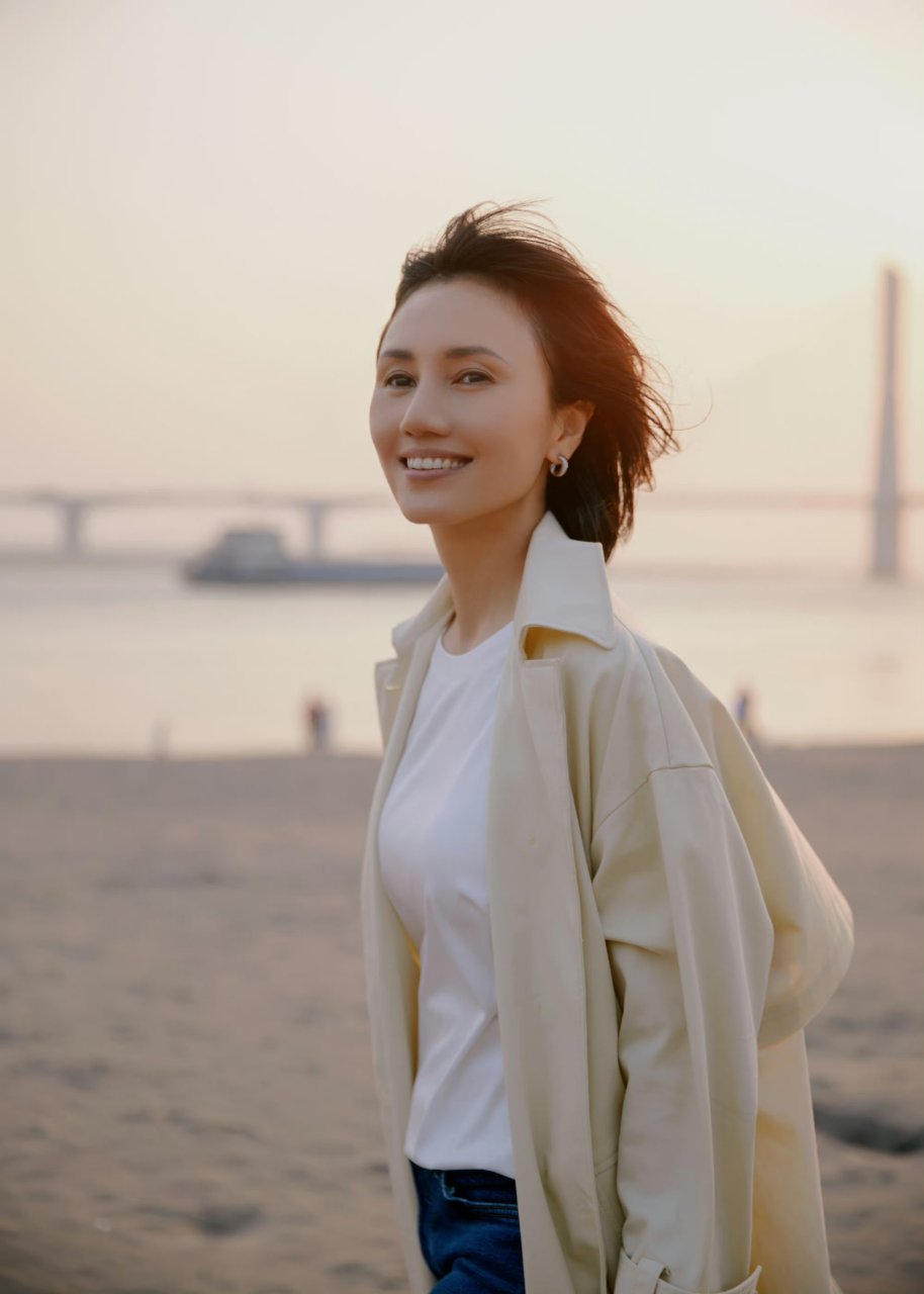 袁泉的穿搭休闲简约.