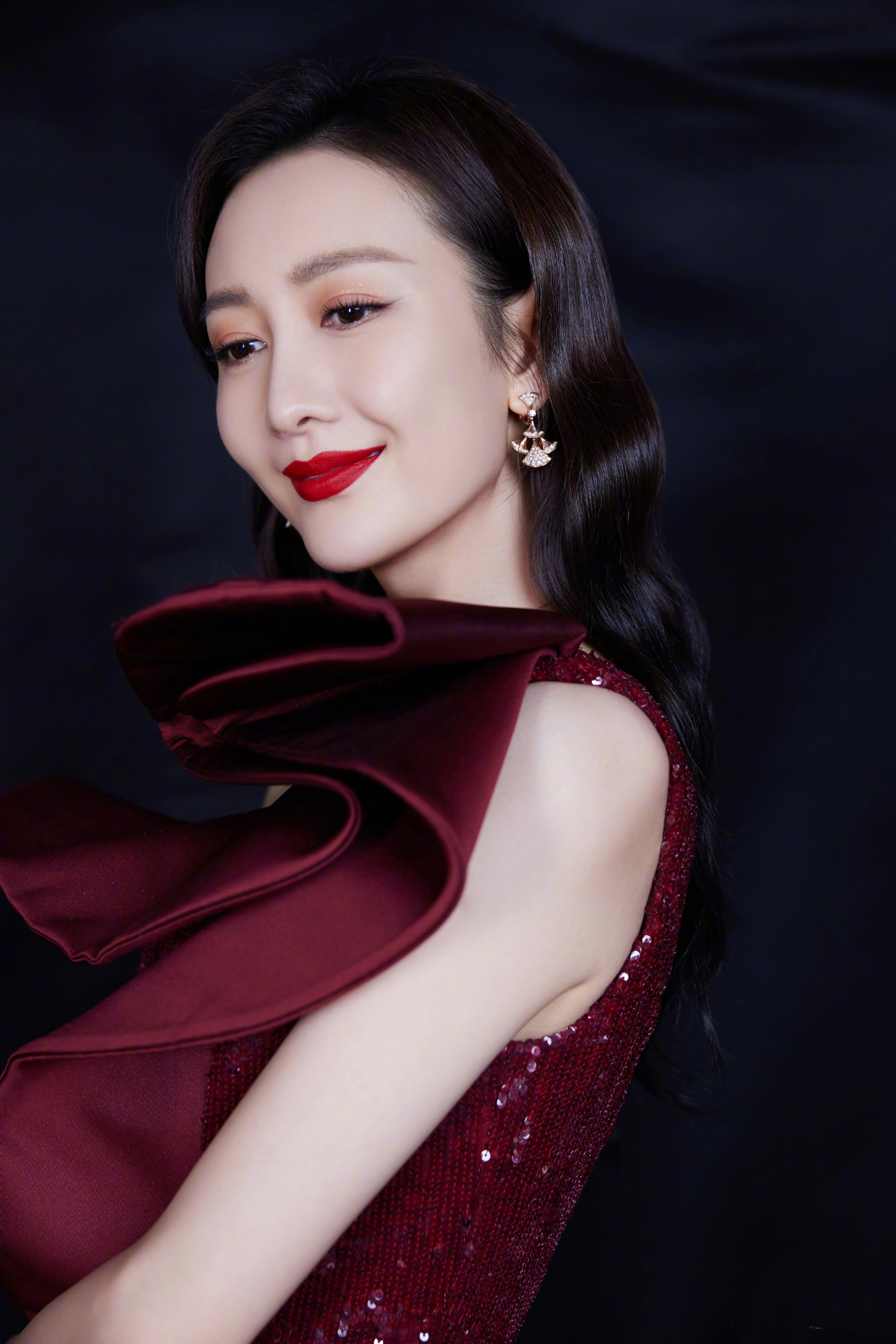 王鸥的暗红色礼服连衣裙高贵典雅,也带着成熟女性的魅力