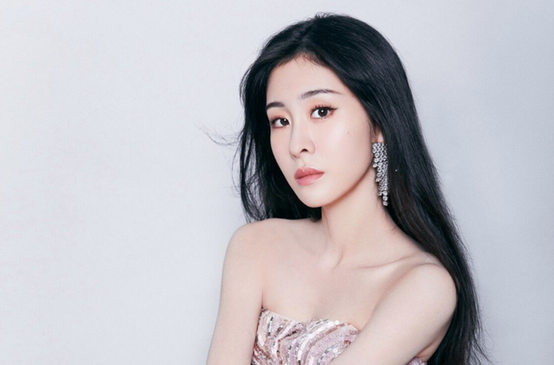 张碧晨,这位才华横溢的歌手,以其独特的嗓音与深情的演绎,赢得了无数