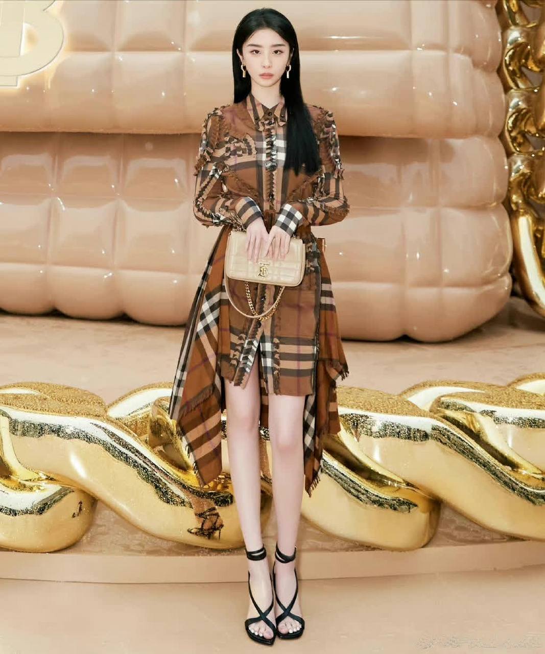 赵小棠:黑色交叉绑带高跟凉鞋