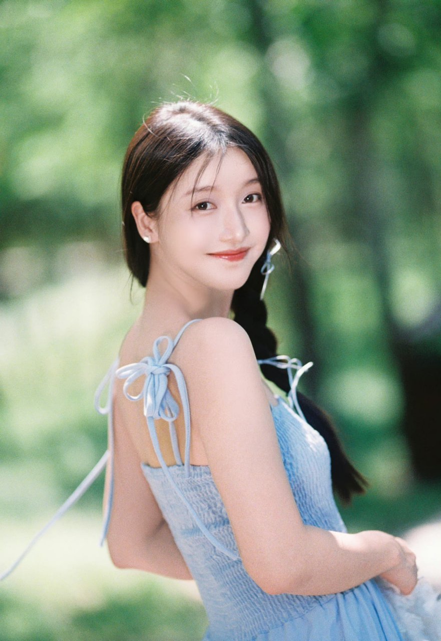 姜贞羽一袭蓝色吊带裙,尽显清新靓丽.