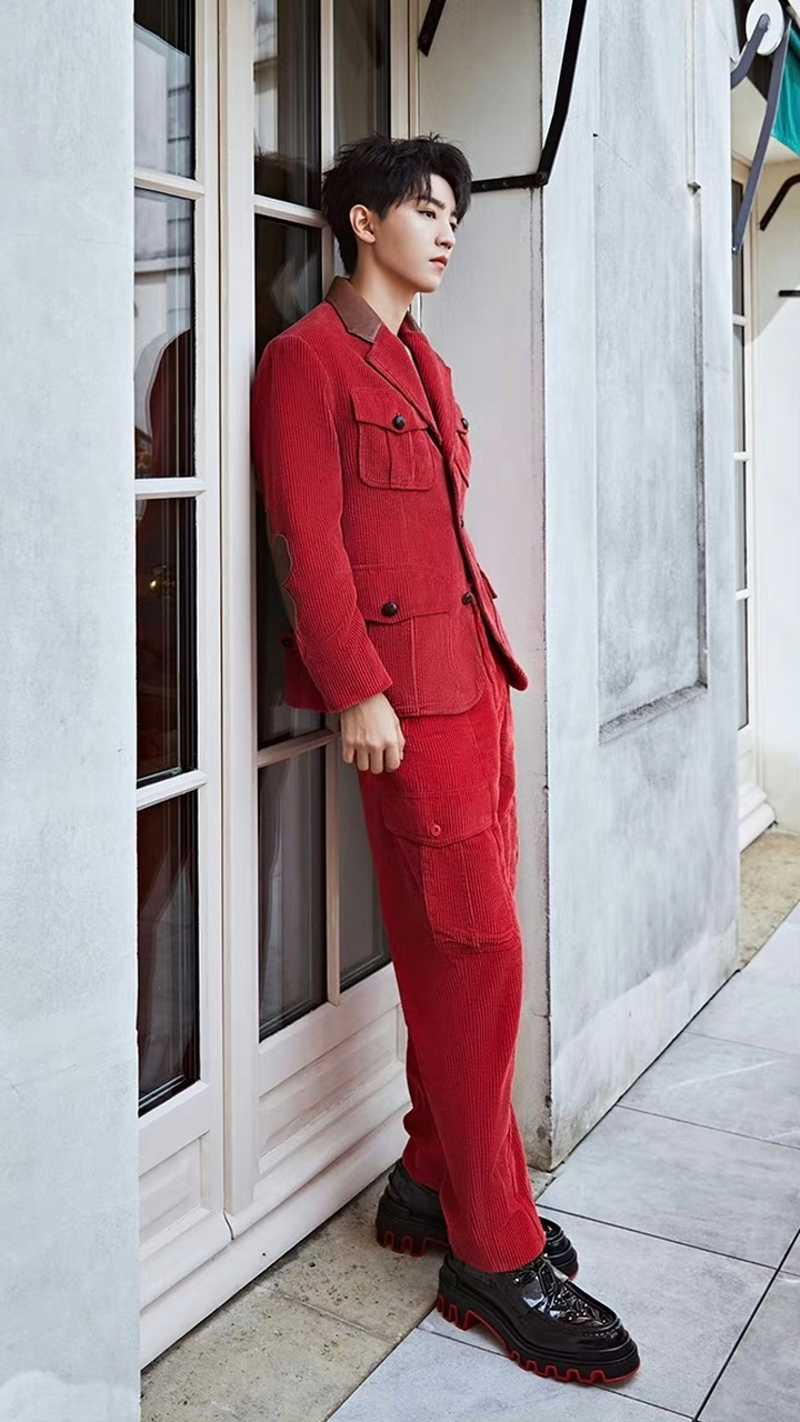 王俊凯一身红色灯芯绒西装造型
