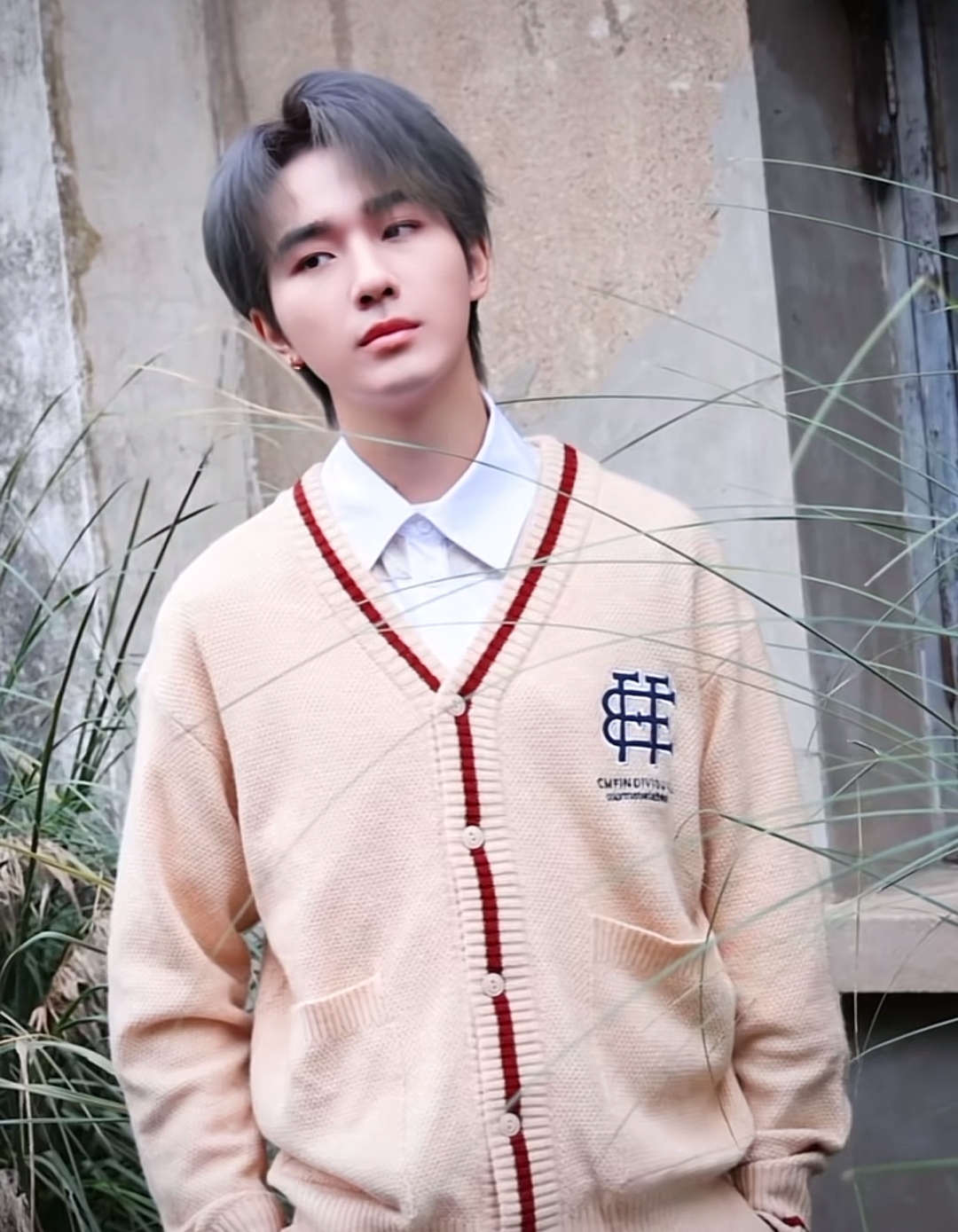 李宏毅最新校园风造型,帅得好纯粹