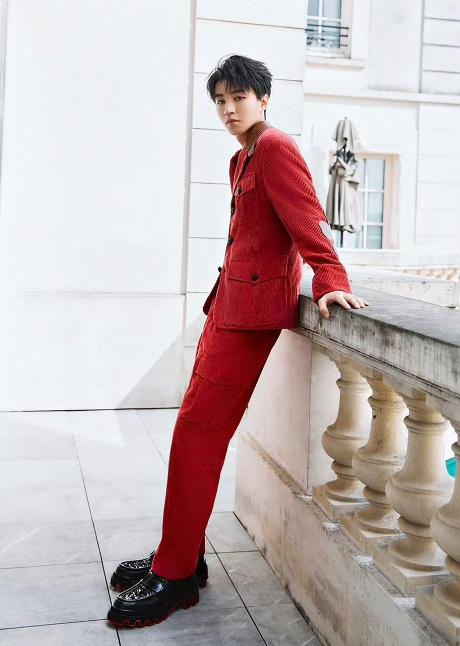 王俊凯一身红色灯芯绒西装造型