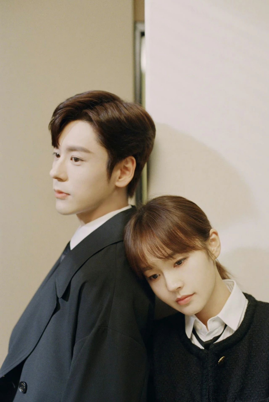 最近张佳宁跟魏哲鸣有剧在播,俩人在宣传的时候非常亲密,什么摸头杀