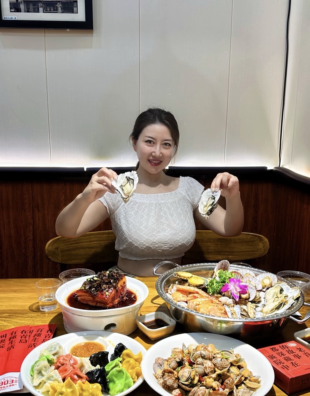 来青岛旅行,刚下高铁站就直奔奔远近闻名的1903里院大排档