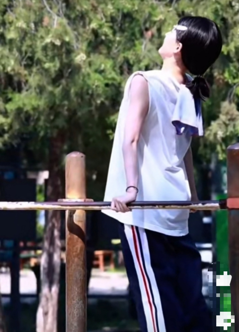 赵露思玩双杠# 赵露思在双杠上摆姿势,下面的助理小心翼翼的托举,生