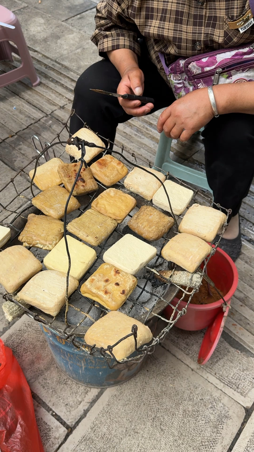 贵州特色美食烤豆腐2元1个,加上辣椒挺不错