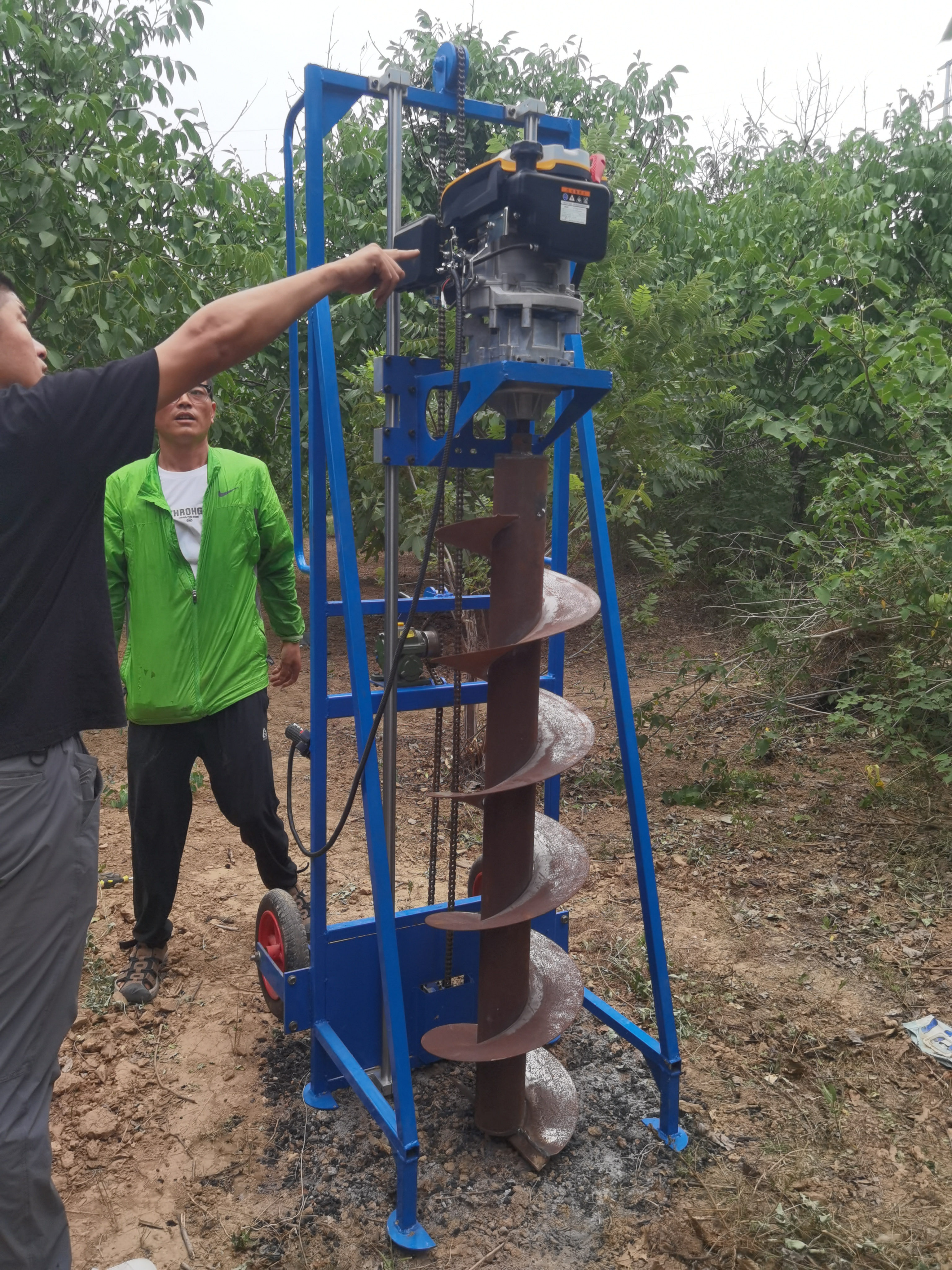基础打桩钻孔机器汽油四冲程钻机大功率 栽路灯杆挖坑