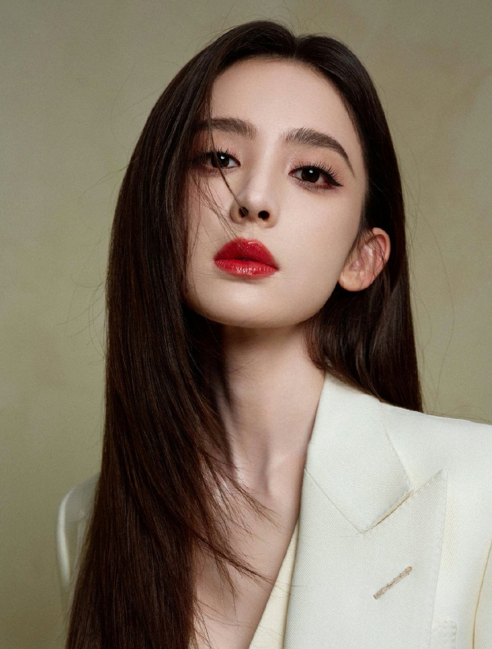 古力娜扎,西服搭配短裙,红唇美人,优雅性感!