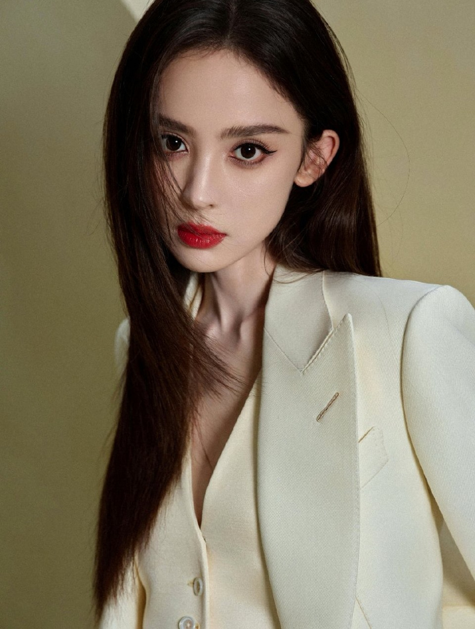 古力娜扎,西服搭配短裙,红唇美人,优雅性感!