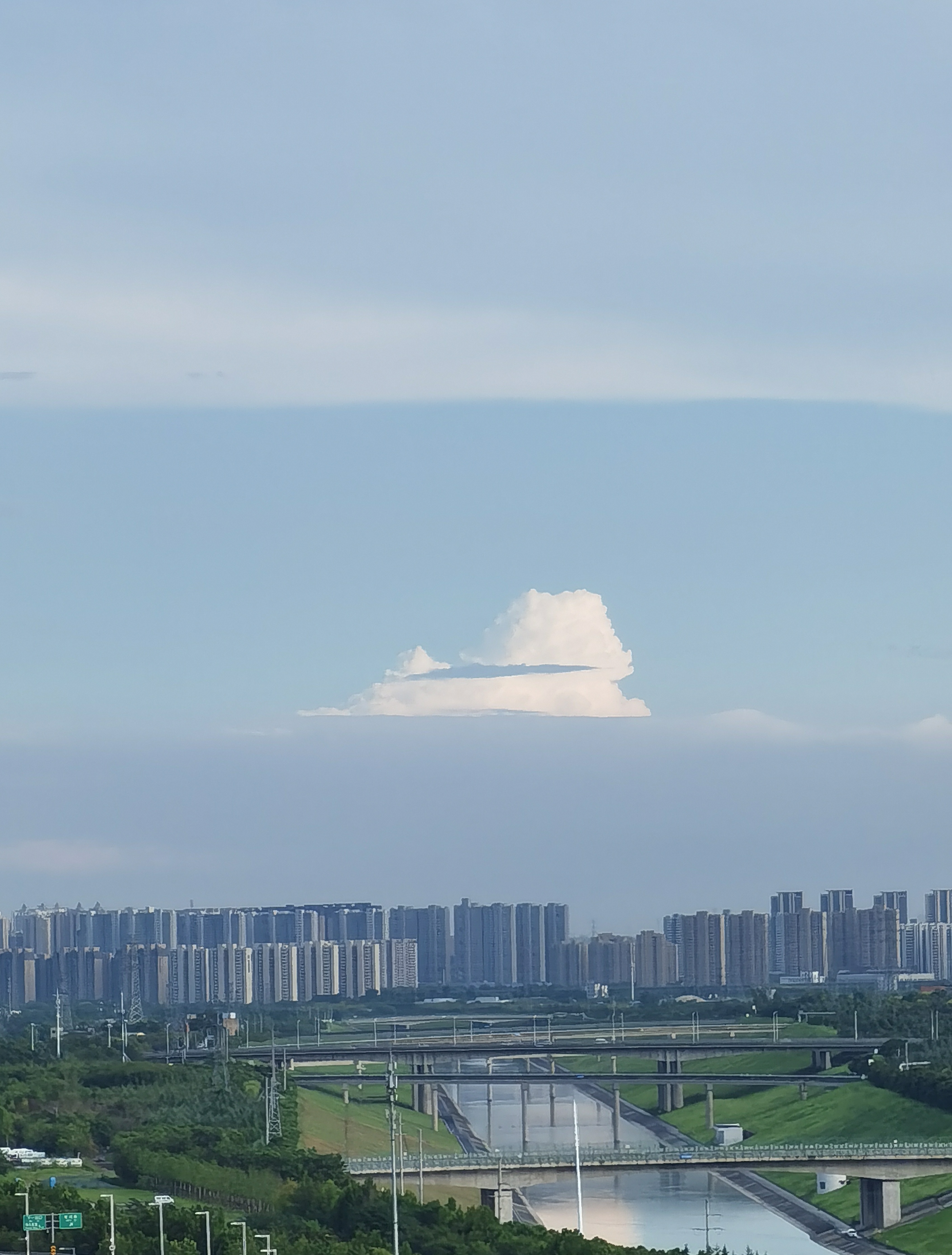 下午三点的郑州, 白日的晴朗逐渐退去, 天空被一层淡淡的黑灰色所