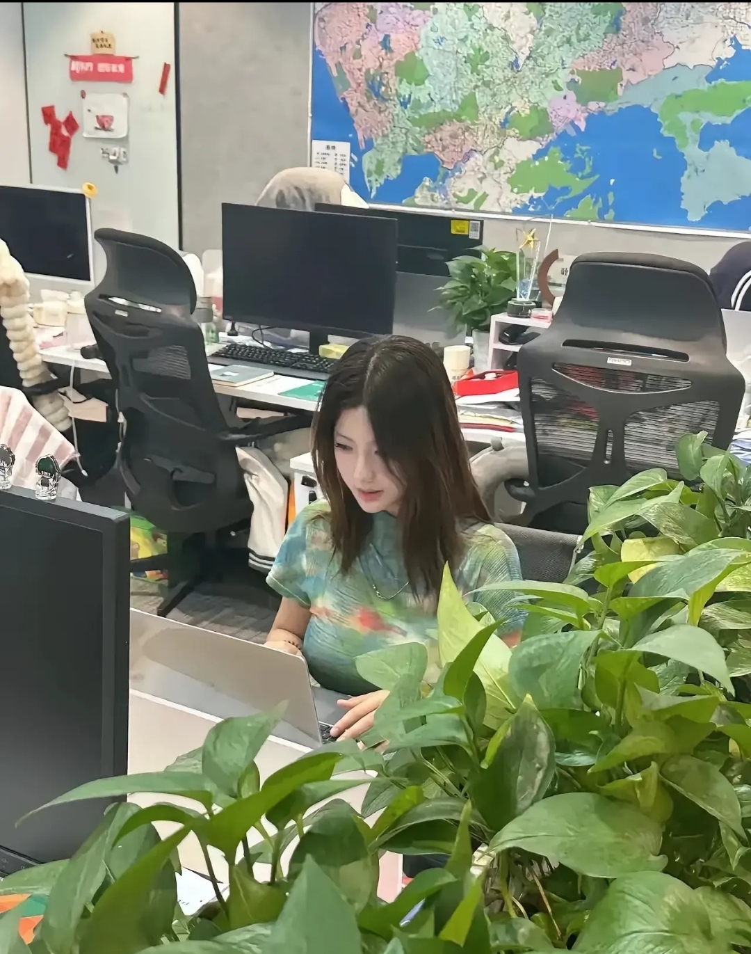 公司新招了位同事,可是这几天工作下来公司的整体效率不但没有提升