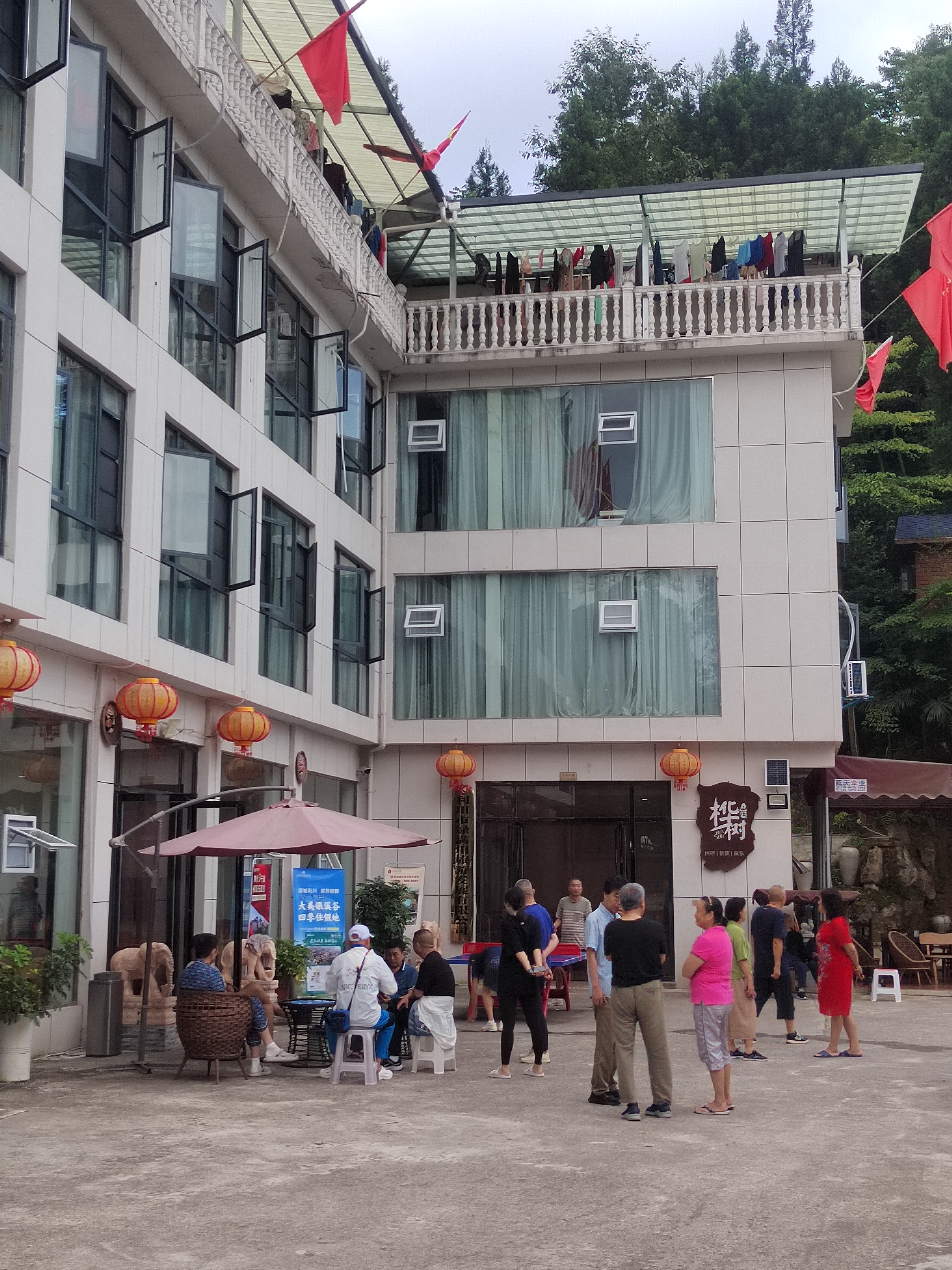 每年几乎都有上海人到利川白鹊山民宿避暑渡夏,前不久一批上海人