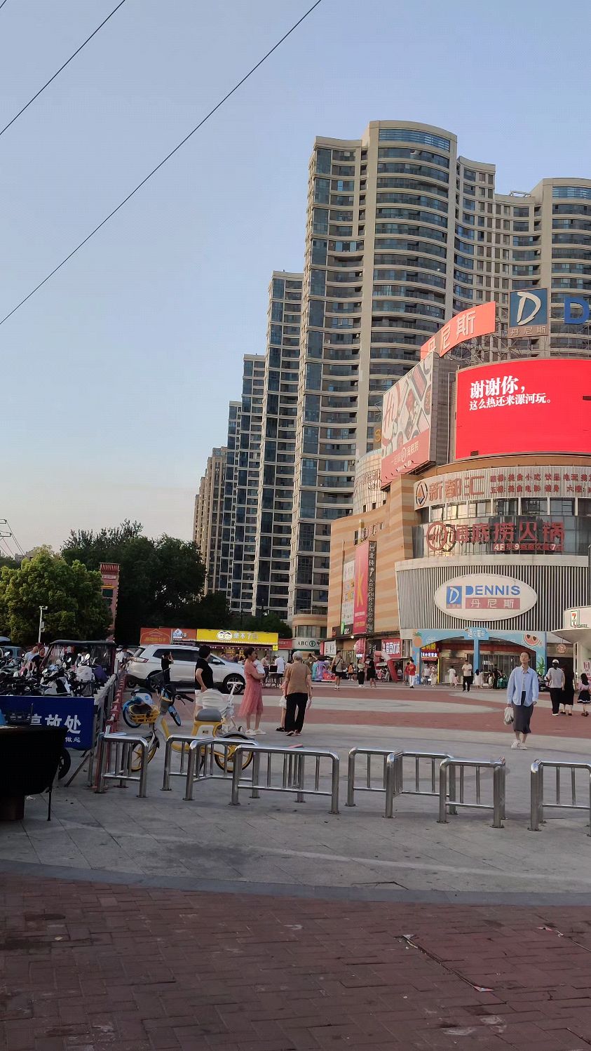漯河东外滩广场上