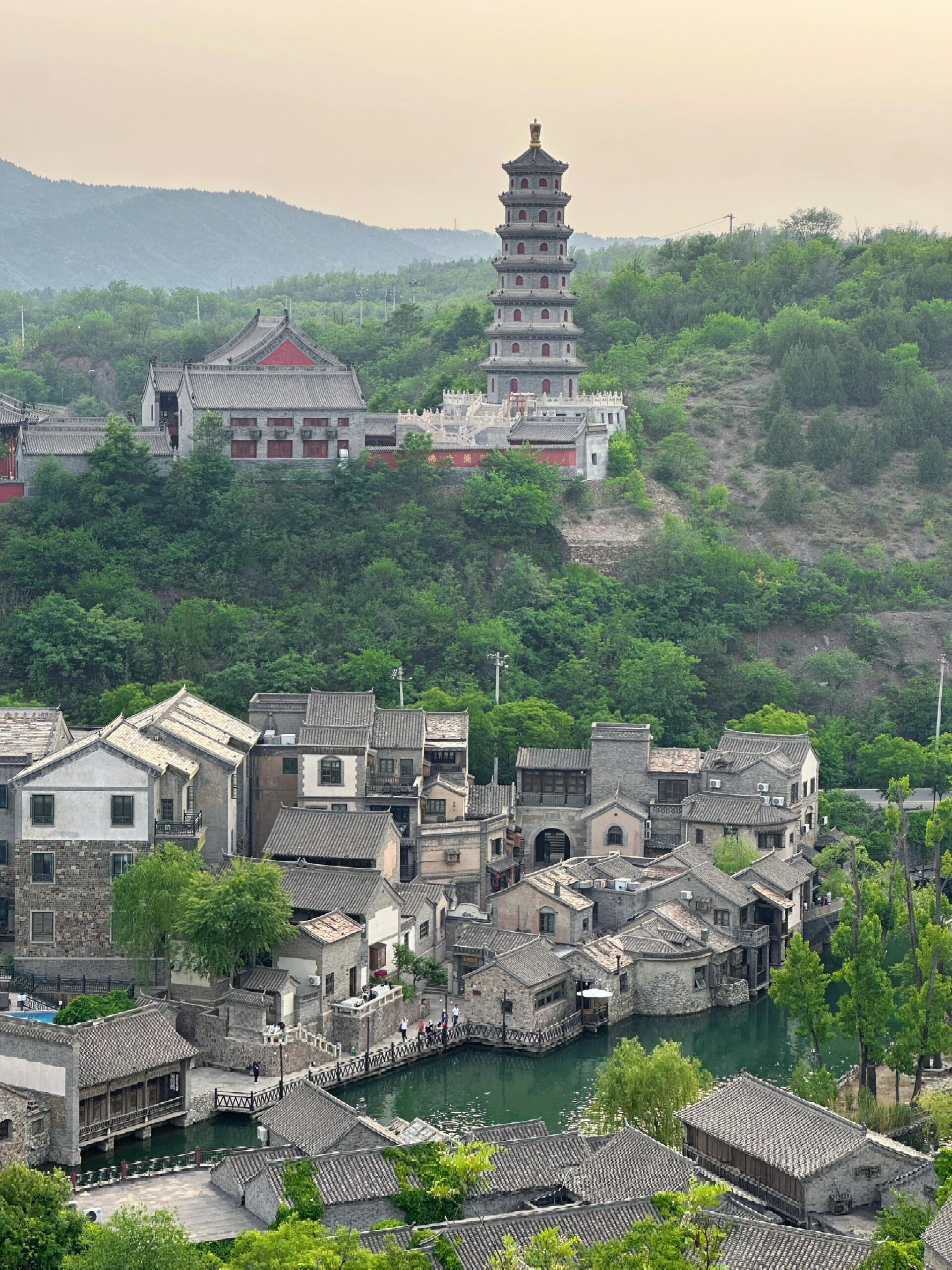 镇的详细介绍: 一,地理位置与交通 地理位置:古北水镇位于北京市密云