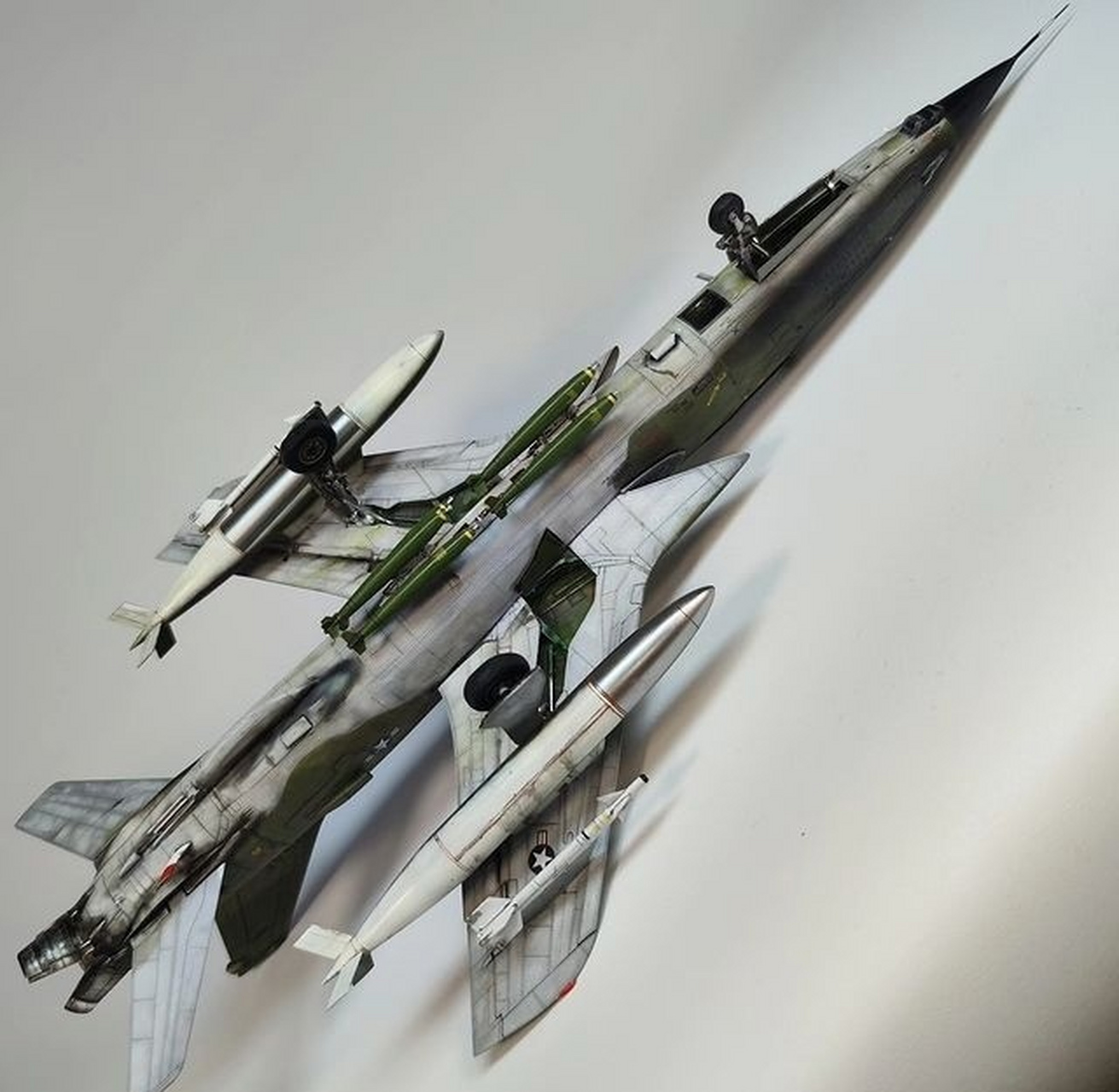 军模欣赏:hobbyboss 1/48 f-105战斗轰炸机,该机是美国空军装备的一种