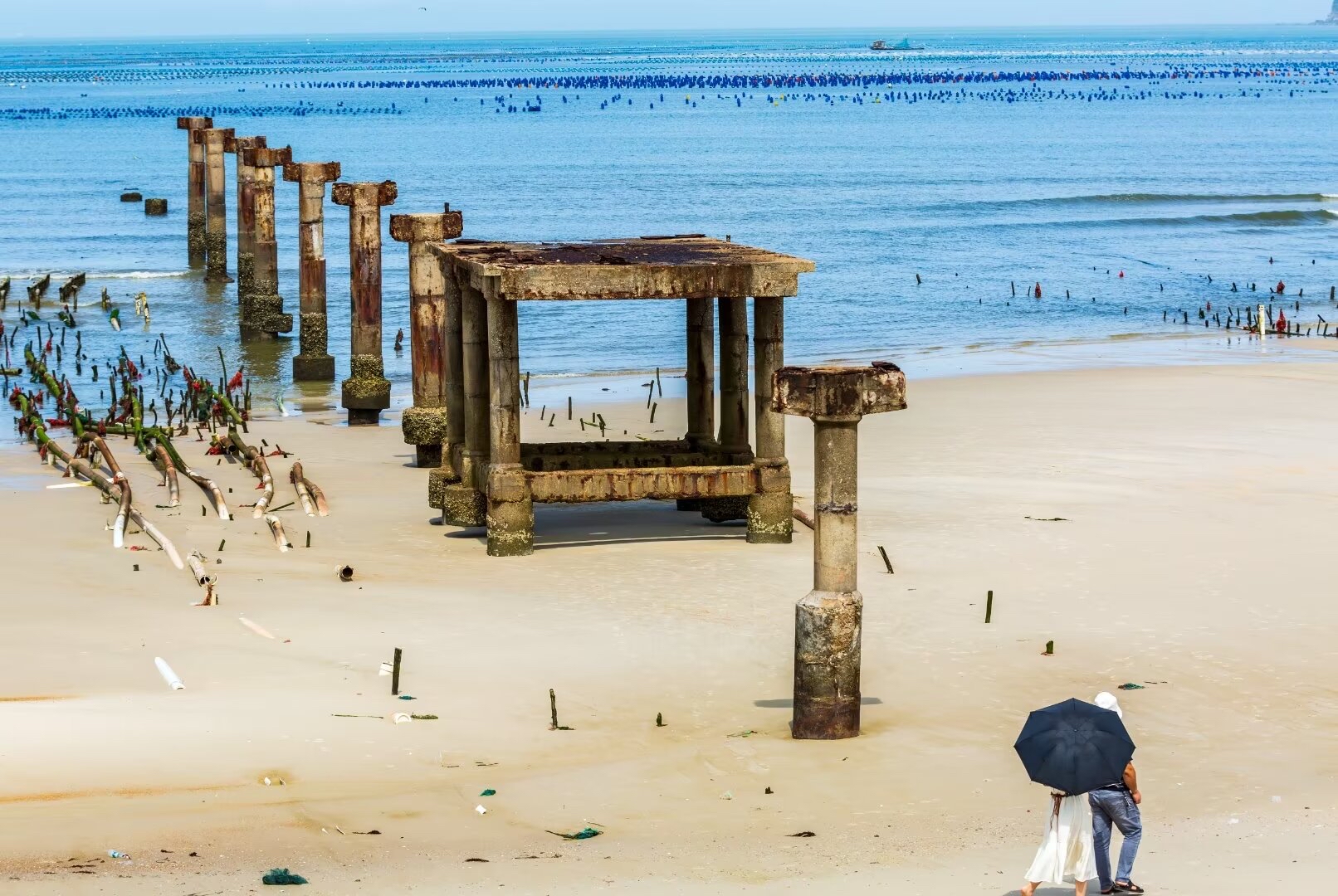动态连更挑战# 福建漳州东山乌礁湾,隐藏着一座神奇的断桥,斑驳的
