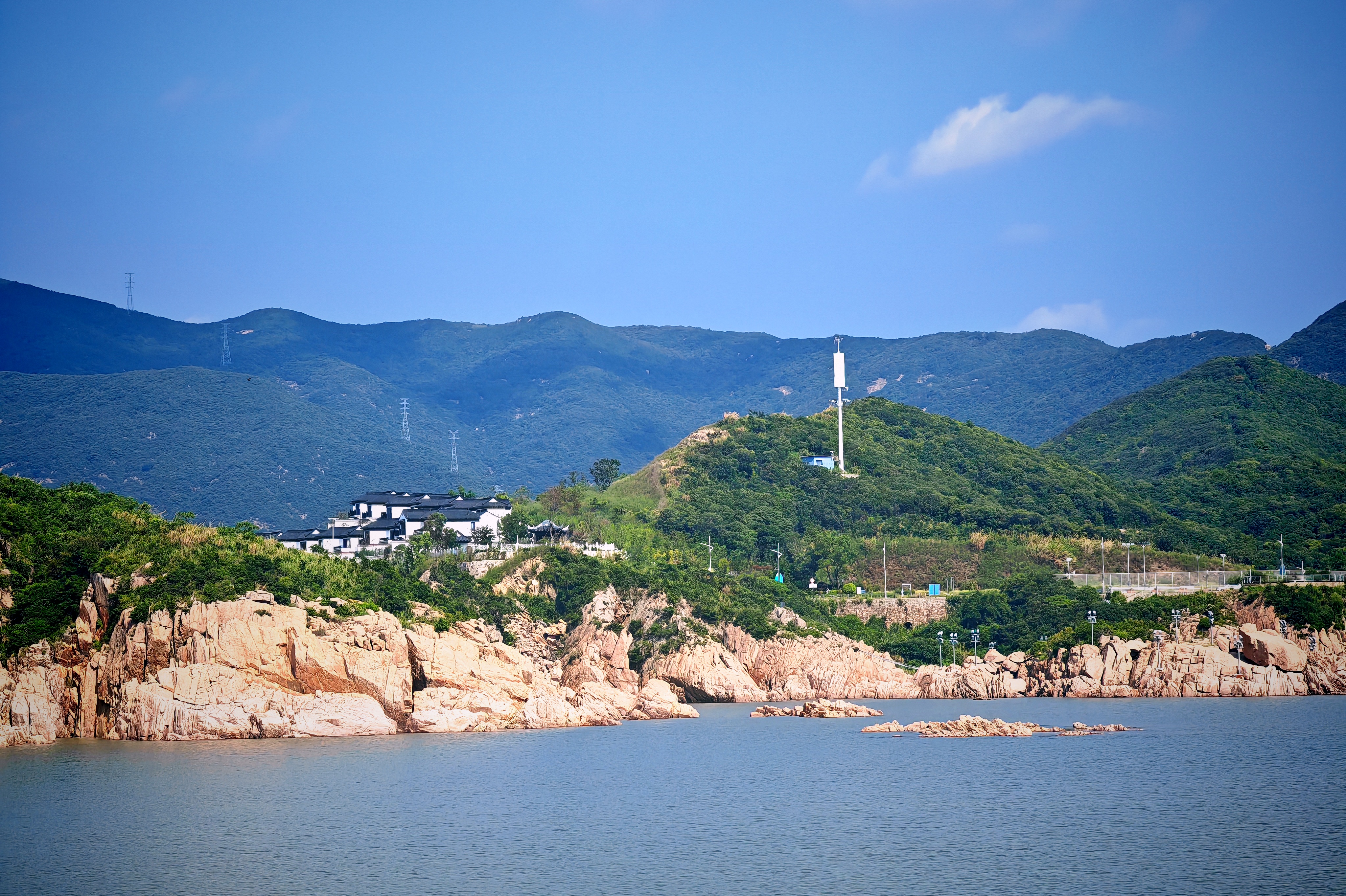 去了宁波的松兰山度假区,本以为会和中国渔村,东海半边山差不多,没