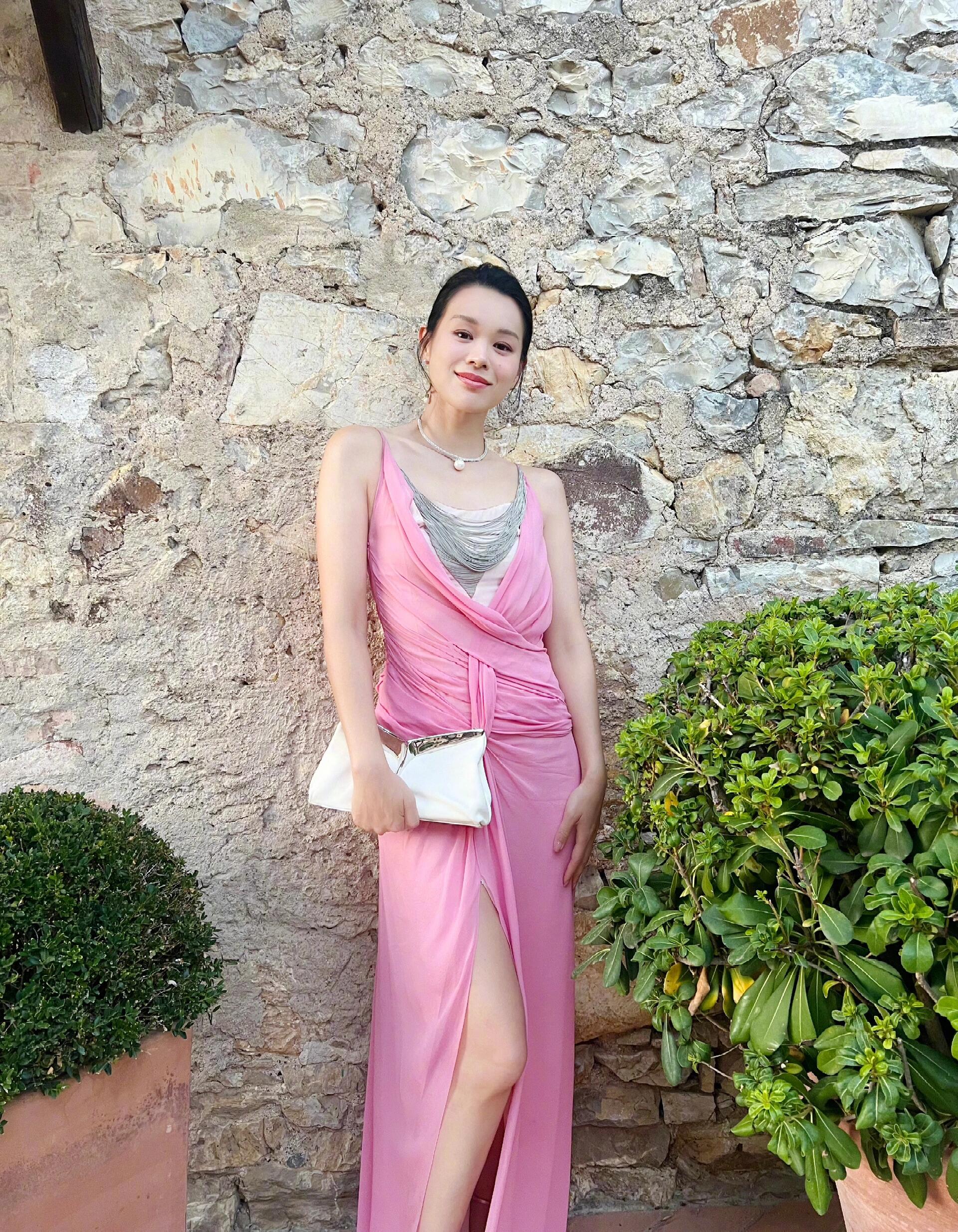 胡杏儿夫妇参加吴千语婚礼,颜值秒杀吴千语