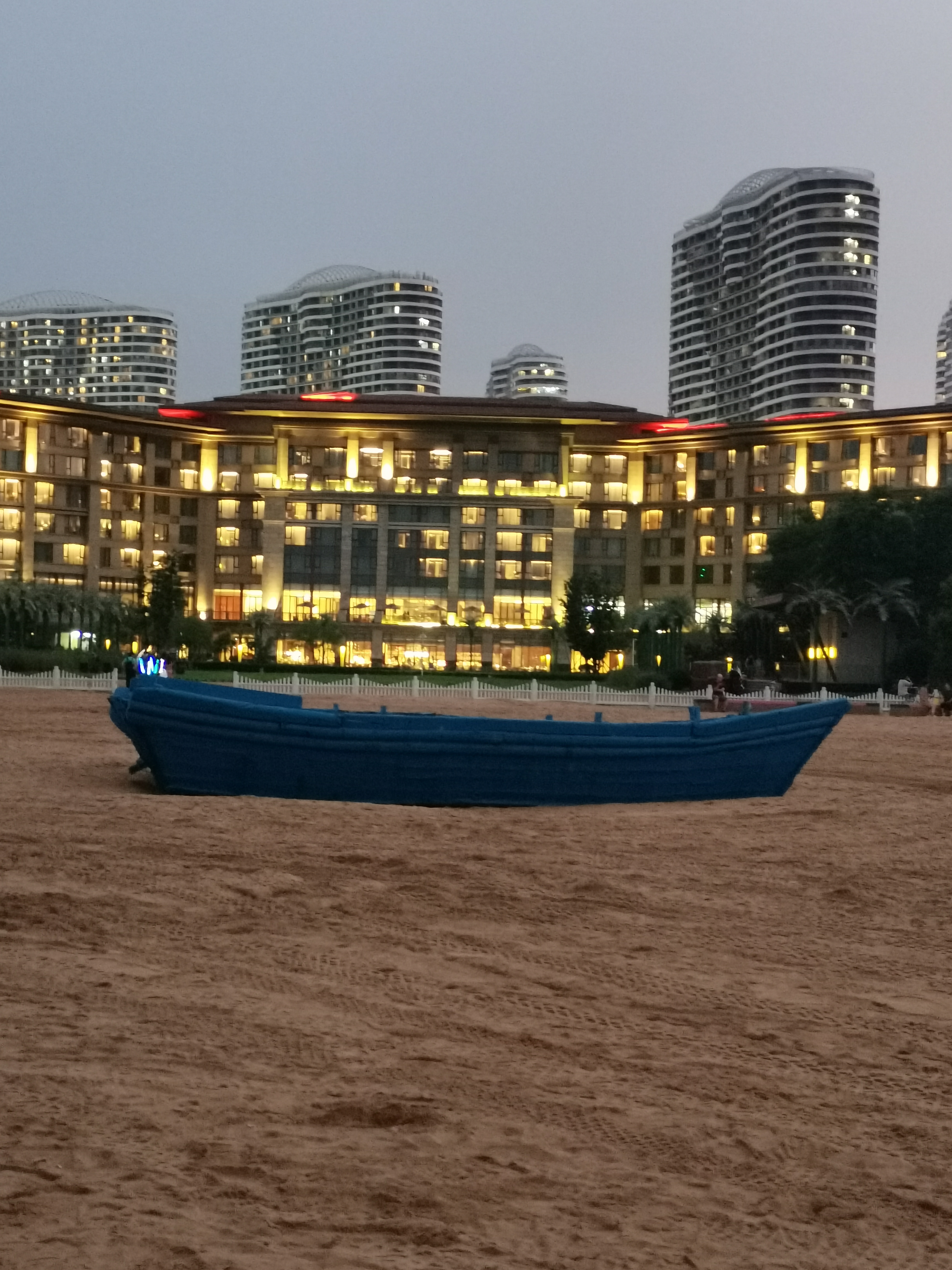 夜幕下的海滩,灯火通明游人如织,风景秀丽,宛如一