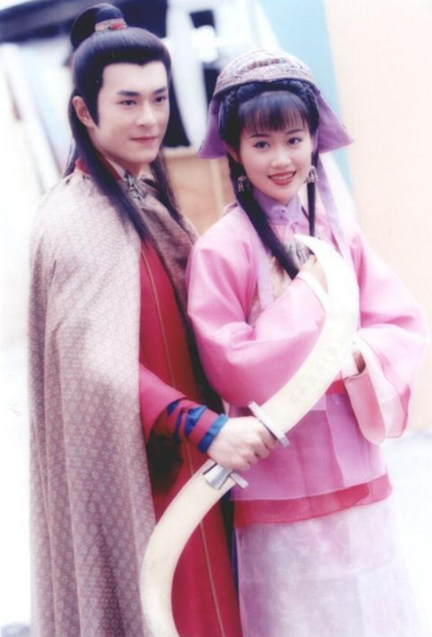 古天乐和梁小冰主演的《圆月弯刀》,相信很多人小时候都看过吧?