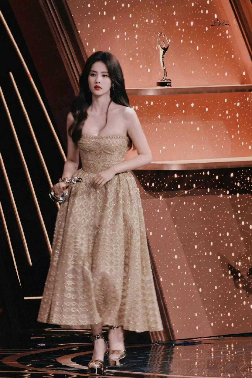 白鹿内场 金色抹胸裙气场全开