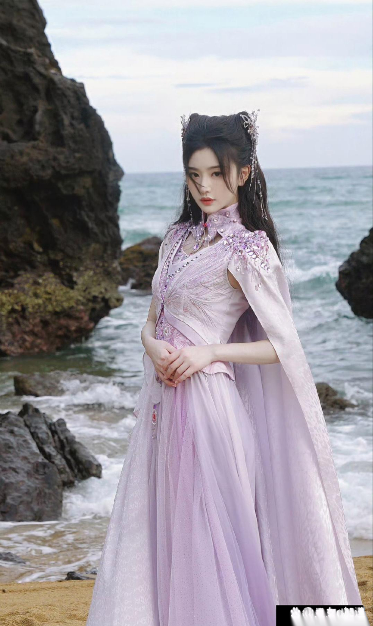 孔雪儿出演《斗罗大陆》中的朱竹清,无论是动漫还是真人版,她都挺适合