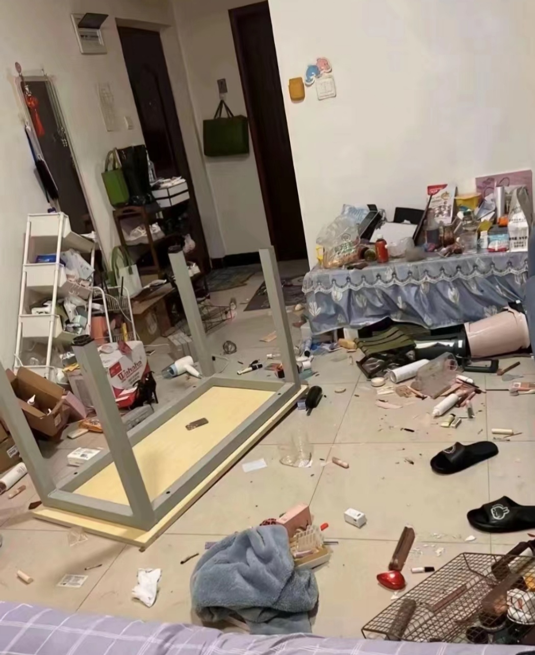 我和姐妹合租,我回家一段时间上来回到这房间凌乱成这样,衣服在空中