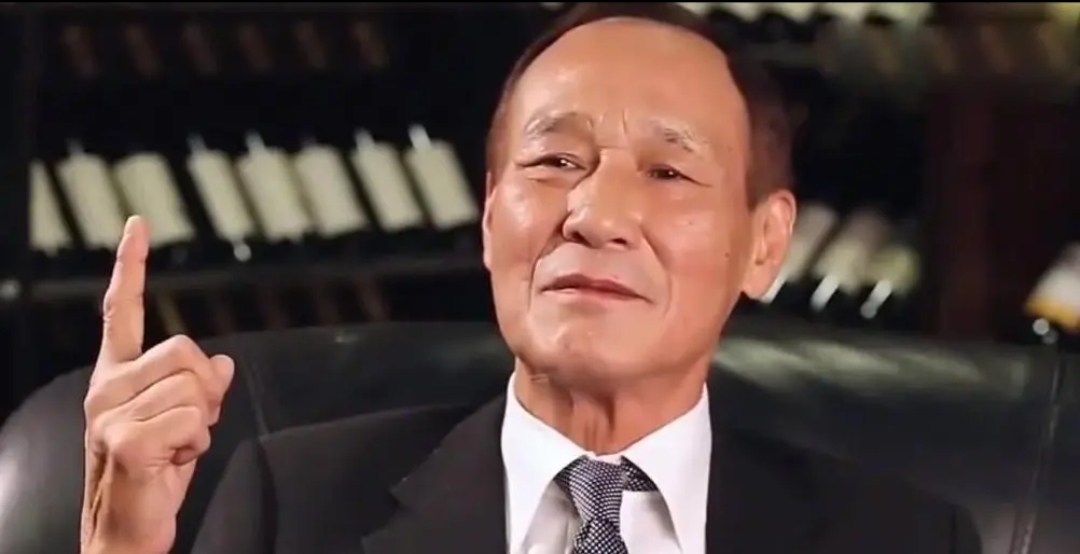 1984 年,陈惠敏携着怀有身孕的妻子参加宴会,竟遭遇新义安的苏龙,苏龙