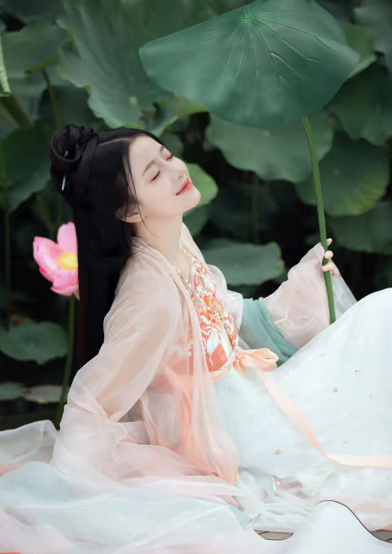 她们以柔克刚,以静制动,用自己的智慧和魅力,诠释着古典美女的独特
