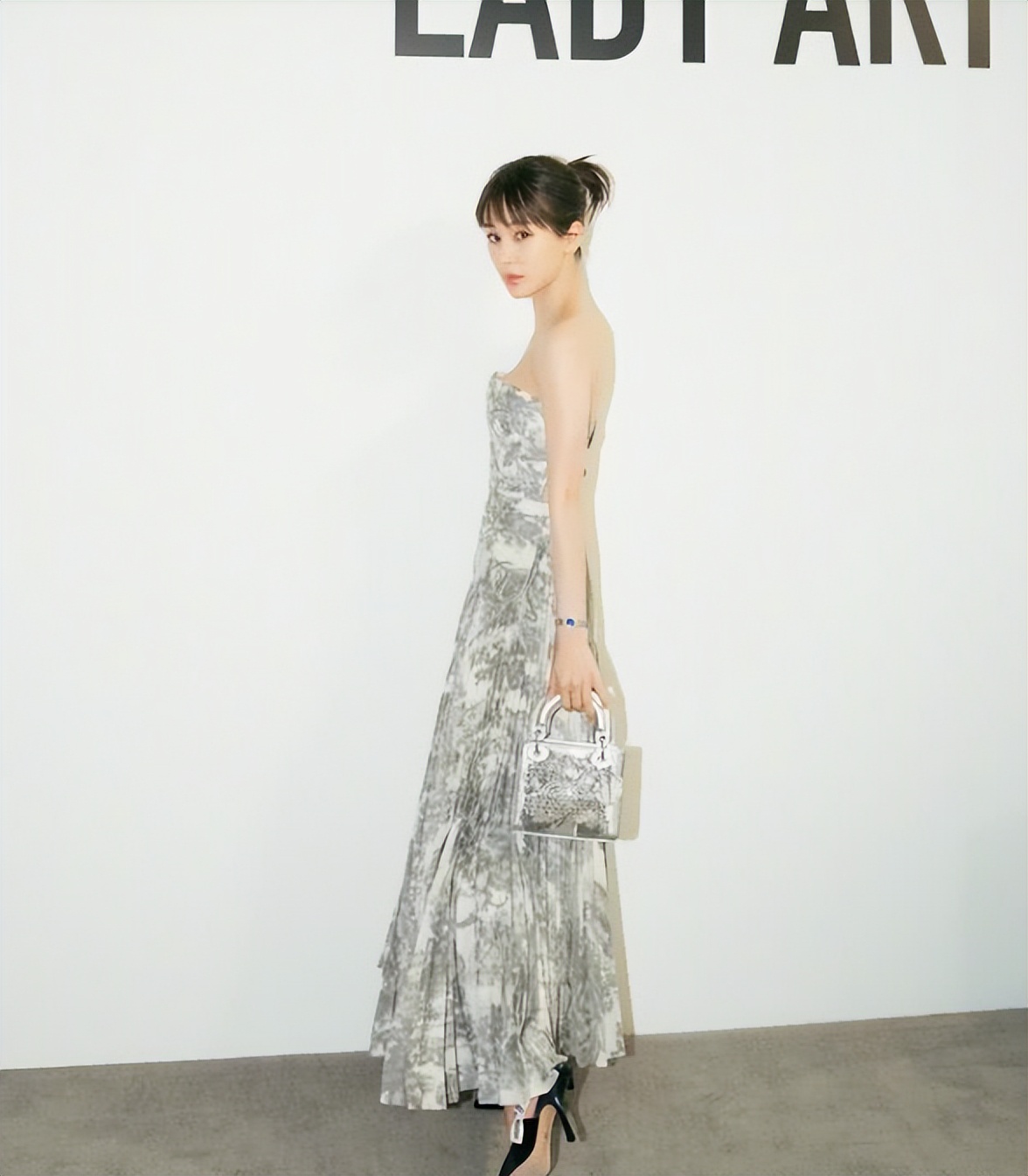 王子文吴永恩同框,一身黑纱长裙显身材娇小,上演"最萌身高差"