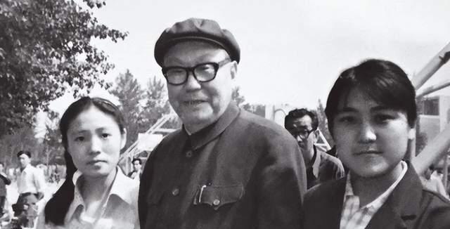 开国上将中,此人身份最为特殊,曾任34年副国级,儿子也是副国级