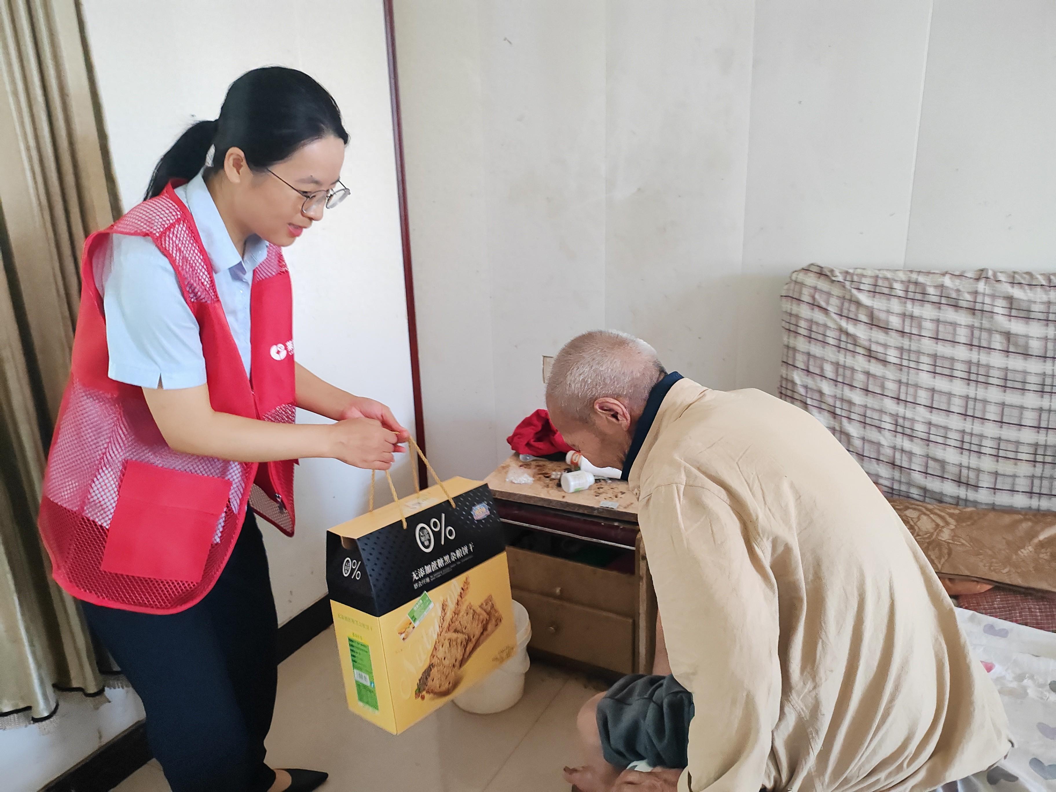 丹阳街道办事处财政所所长郭保国等陪同.•帮你速读文章内容