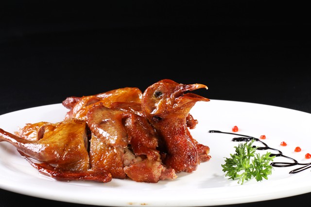 脆皮乳鸽,粤菜瑰宝,品味时光里的经典美味