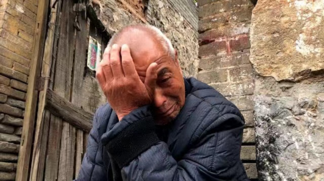 农村小伙34岁还光棍,老父亲崩溃大哭:有房有车都不中,着急没用