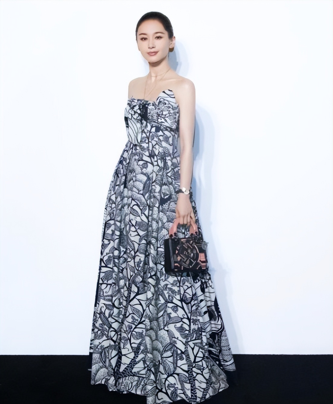 王子文吴永恩同框,一身黑纱长裙显身材娇小,上演"最萌身高差"