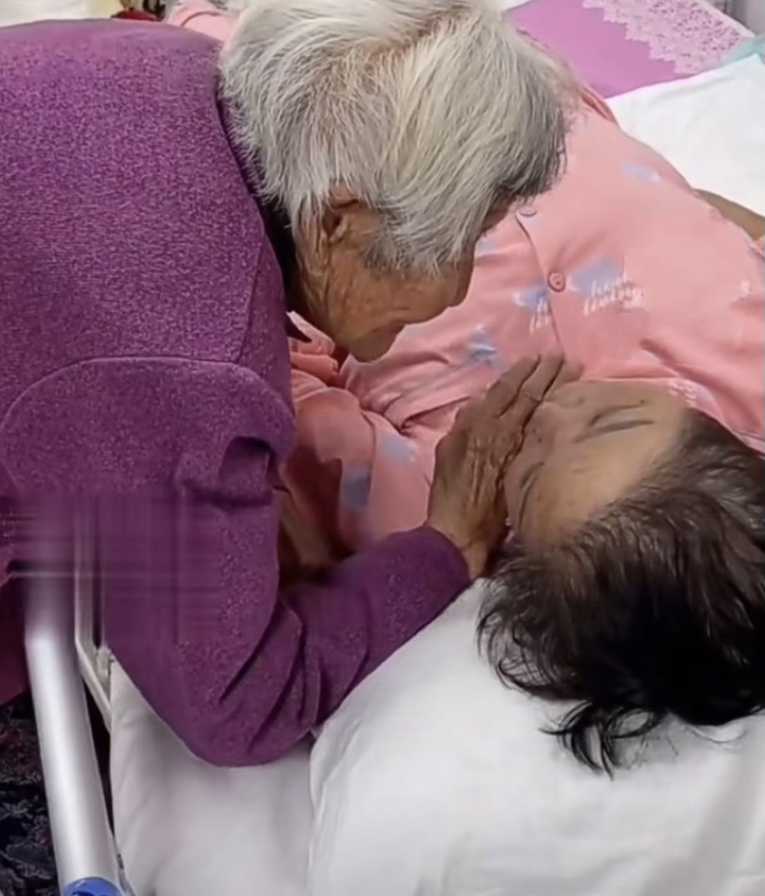 那画面真的太让人感动了,这就是母爱的力量呀