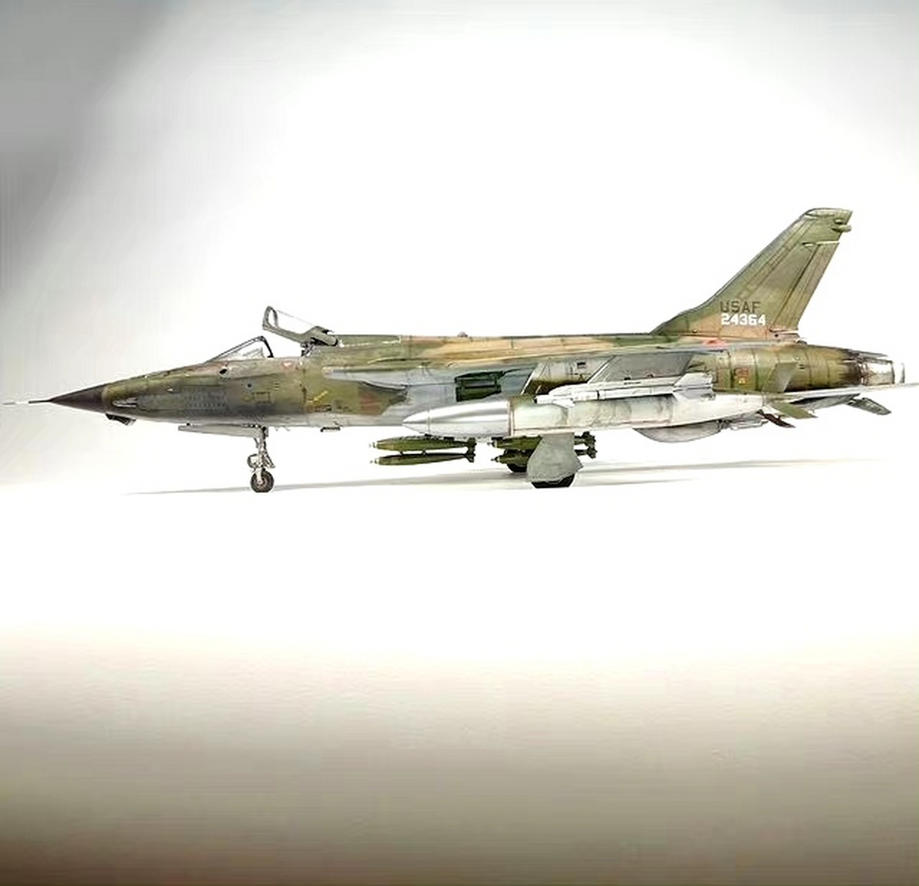 军模欣赏:hobbyboss 1/48 f-105战斗轰炸机,该机是美国空军装备的一种