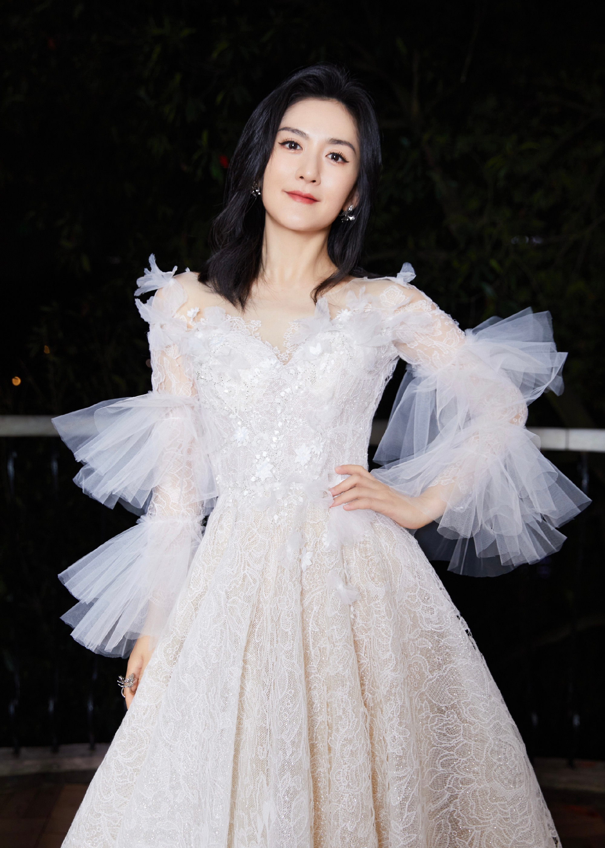 谢娜的白裙优雅中更有特色