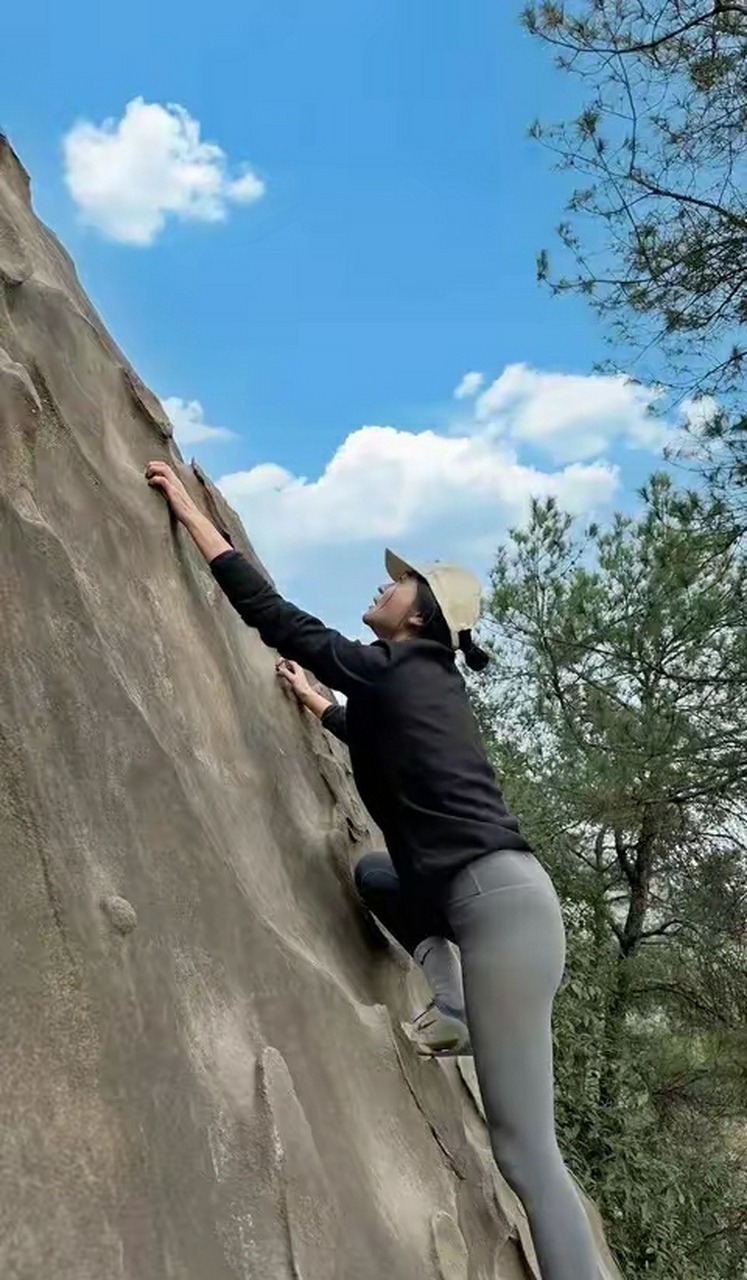 姑娘穿瑜伽裤爬山,这就已经成功了