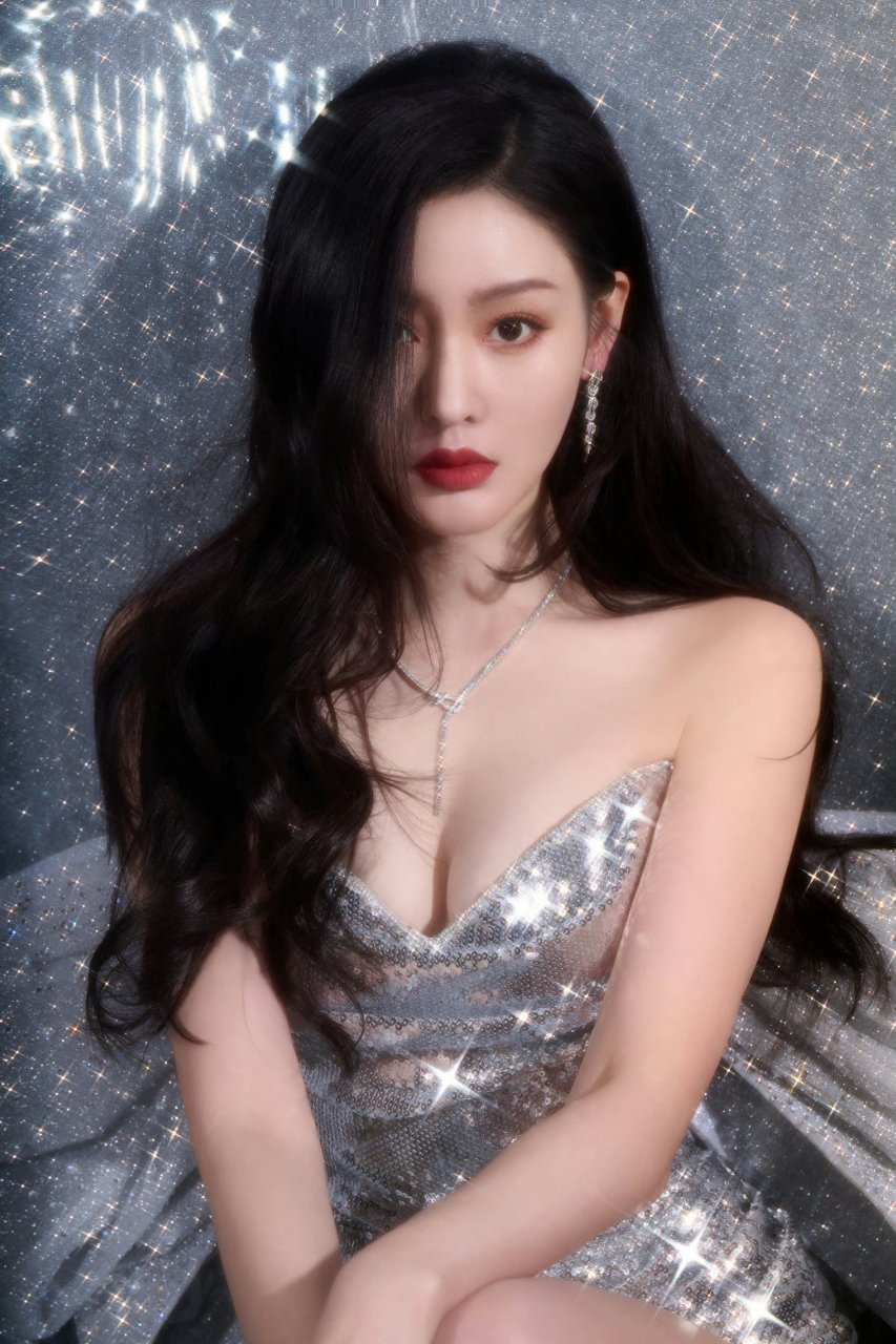 张天爱身着银色亮片深v裙,璀璨夺目,美得令人窒息