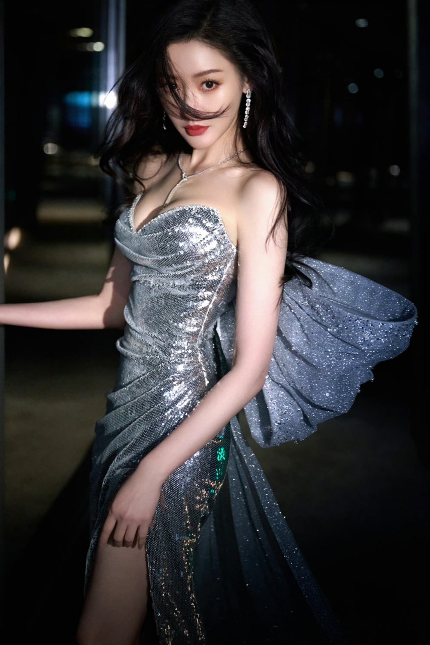 张天爱身着银色亮片深v裙,璀璨夺目,美得令人窒息