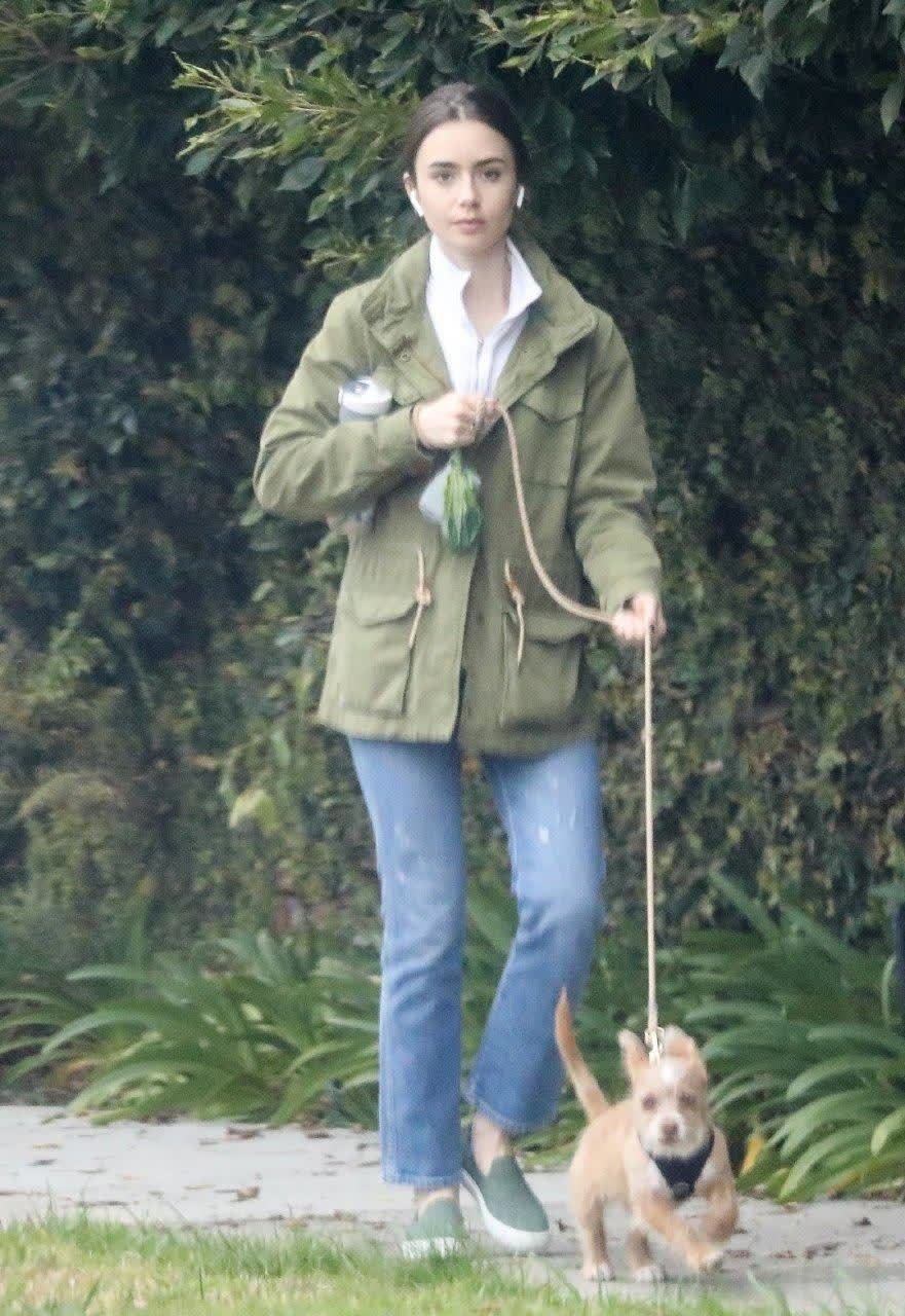 lily collins莉莉柯林斯在洛杉矶外出遛狗