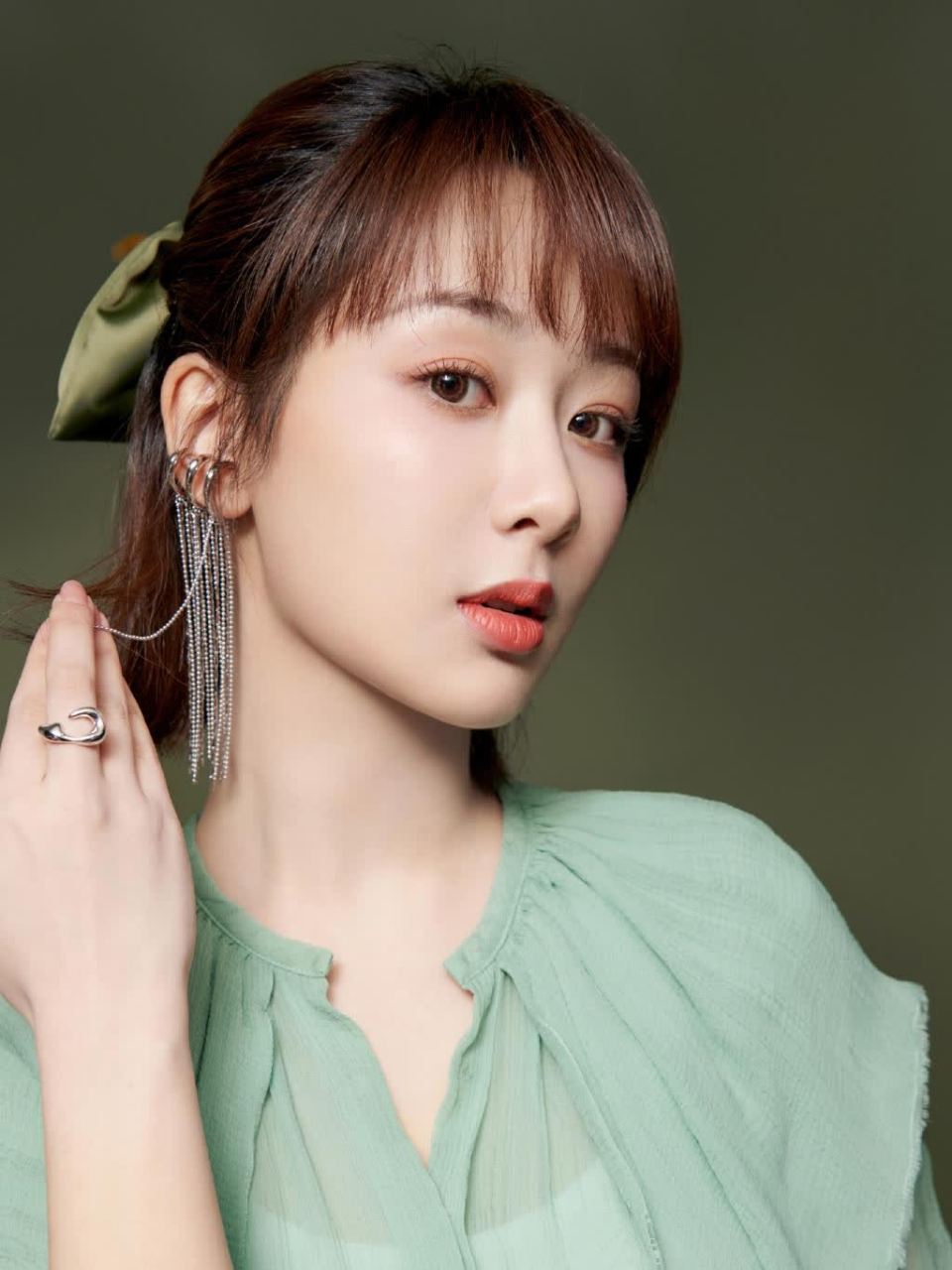 杨紫白色高跟凉鞋美足,步步生花,尽显优雅.