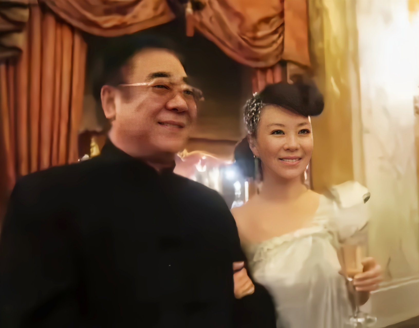 左边是著名声乐教授金铁霖,右边是著名女高音歌唱家祖海