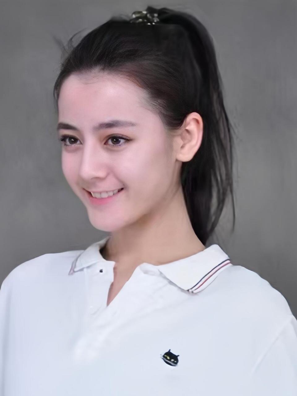 早期的迪丽热巴,脸好圆润